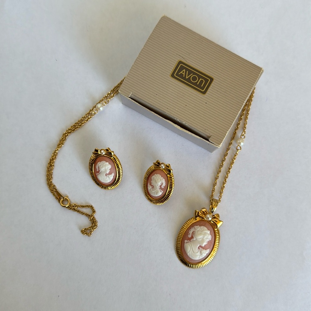 Vintage Avon 1988 Cameo Romantic Portraits Necklace and Earring Set